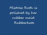 Rubberkate poetst haar tranny -meesteres snapshot 1