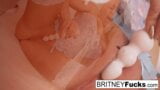 Loira gostosa Britney brinca com um vibrador snapshot 8