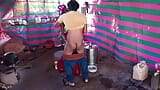 Indian Shemale - Quando Pooja estava bebendo água depois de ir para o pobre lugar de culinária, ele a pegou e fodeu sua bunda. snapshot 13