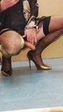 Cumming in gold high heels snapshot 7