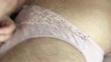 Masturbándose usando sus bragas rosas snapshot 3