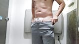 Coreano (asiático) masturbándose en un baño al aire libre en un día lluvioso snapshot 4