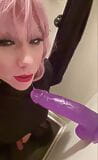 セクシーなピンクの髪のトラップ喉の大きな紫のディルド snapshot 6