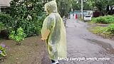 Une ado en manteau jaune exhibe sa chatte dehors sous la pluie snapshot 10