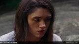 Karin Eaton și Natalia Dyer scene de film cu nuduri și lenjerie snapshot 16