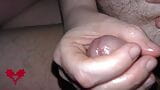Ma femme me masturbe le gland par derrière. pré-éjac, sperme dégoulinant et éjaculation détaillée. snapshot 3