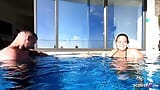 Sexe sous l’eau avec une adolescente pulpeuse - baise allemande pendant les vacances après qu’elle l’a surpris en train de se branler snapshot 5