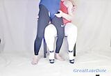 Knubbig tjej i vita strumpbyxor och höga klackar ger utbuktningsmassage till fästman i leggings och en baddräkt snapshot 10