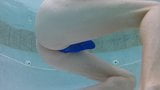 Tanga azul puro en la piscina snapshot 7