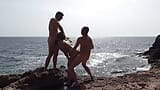 Seks bertiga di pantai di Mallorca meninggalkan saya penuh dengan air mani snapshot 13