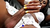 Czarna t-dziewczyna masturbuje się swoim kutasem - shemale cum snapshot 7