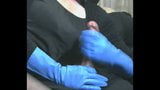 Rokende vrouw in blauwe rubberen handschoenen veroorzaakt een grote cumshot snapshot 13