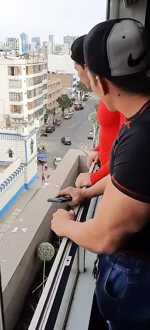 饥渴的兄弟在分娩时做爱