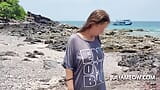 Hete moeder in transparant t-shirt op het strand bij eb snapshot 1