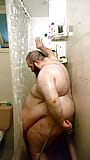Mijn man is de helpende hand onder de douche. snapshot 3