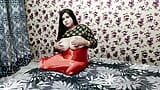 Belle Bhabhi indienne montrant de gros seins avec des discussions sales en hindi snapshot 16