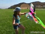 Adolescente frotando su clítoris al aire libre snapshot 6