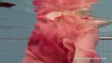 Катя Окунєва роздягається в червоній білизні під водою snapshot 6
