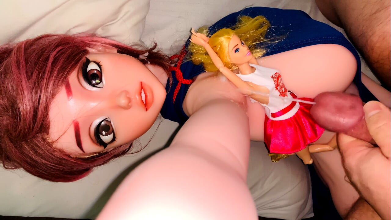 Kleine penis komt klaar op oksels van liefdespoppen - Barbie Doll en Elsa Babe siliconen liefdespop Takanashi Mahiru