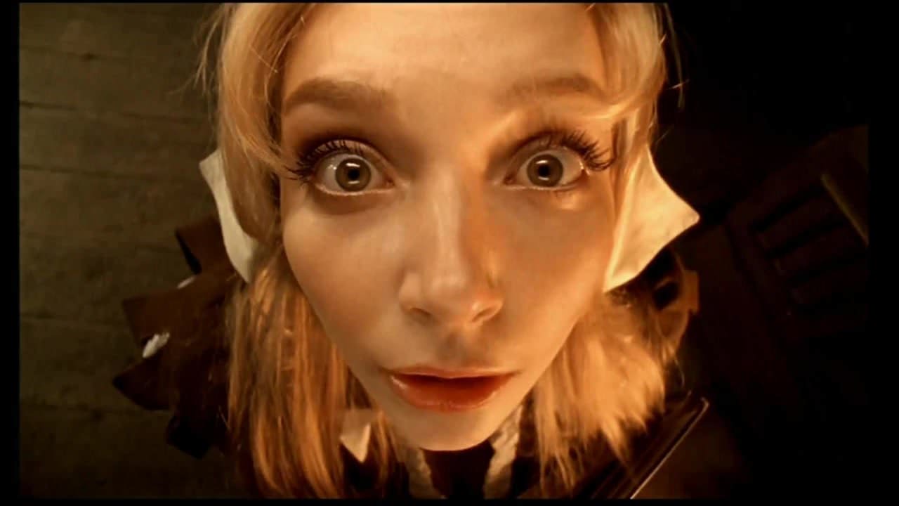 Oshxonada yalangoch qizlar