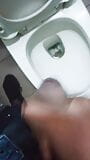 Мастурбация в туалете snapshot 3