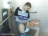 Christian głaszcze kutasa w toalecie snapshot 5