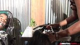 Sydnee Capri bierze ogromnego czarnego kutasa w swoim grubym tyłku snapshot 2