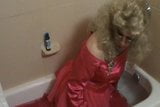 Хорошенькое выпускное платье в ванне snapshot 3