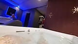 Motelmeid neukt in de jacuzzi snapshot 1