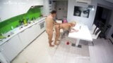 La milf rubia tatuada de pelo corto tiene sexo hardcore en la cocina snapshot 18