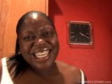 丰满的黑人 bbw 美女把她的奶子弄出来并有一个漂亮的手淫 snapshot 3