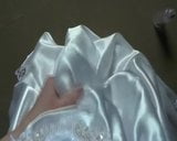 Bawię się kutasem oleju w mojej białej satynowej sukience ślubnej snapshot 4