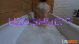 Adolescente in forma gioca nel bagno di bolle. snapshot 1