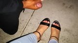 Czarny zboczeniec cumming na seksownych stopach w czarnym sandale w miejscach publicznych snapshot 2