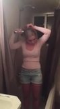 Sexy meisje scheert haar hoofd in het bijzijn van haar vrienden snapshot 10