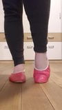 Loop in mijn roze leren gymnastiekslipper snapshot 4