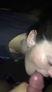 Biri ikkinchisini sikadi, ikkinchisi uni yalaydi, porno video