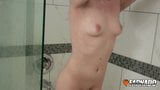 Badkamerssextape van een geschoren tiener die onder de douche staat snapshot 10