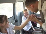 2人のエッチな女子学生がバス運転手のハードディックを後部座席でしゃぶる snapshot 5