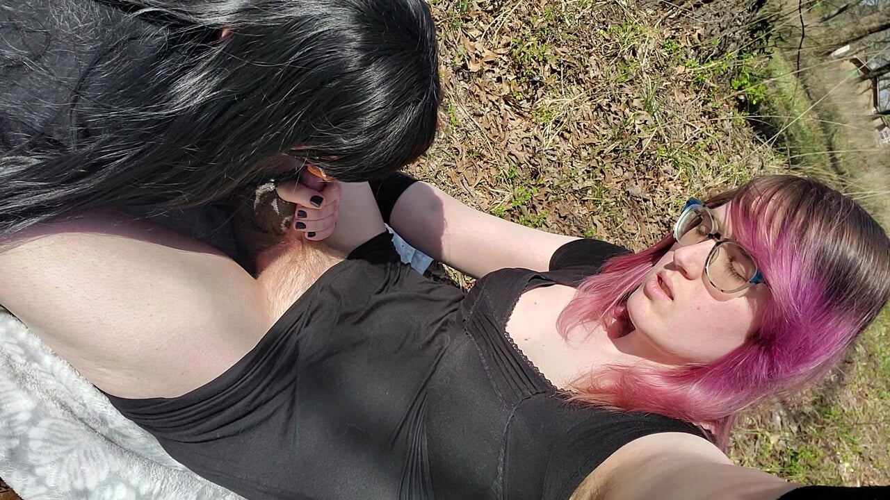 A goth transz lány farkát kint szopja a transz goth barátnője