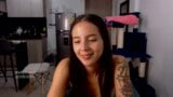 Sexy chica tatuada con rostro de chica buena se porta mal en su show webcam mientras se masturba para que todos la vean dándose placer snapshot 10