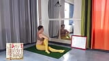 Compilație de yoga în pielea goală. O femeie în chiloți practică yoga în sala de sport. Jurnalul meu secret. s1 snapshot 5