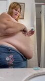 Сексуальная беременная толстушка играет с ее животом snapshot 6