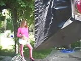 A göndör hajú szőke lány megvillantja a pináját a szabadban, és lovagol a faszon a cum jutalmáért snapshot 4
