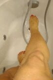 Joana Love dans son bain montre sa bite, ses jambes et sa pisse snapshot 1