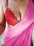 Bhabhi seksi menggoda dengan saree merah muda snapshot 19