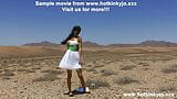 Hotkinkyjo in hete witte jurk vuistneukt haar kont & anale verzakking in de woestijnvallei snapshot 3