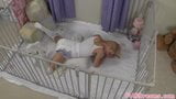 婴儿围栏里的尿布女孩 snapshot 7