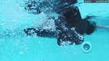 La nana sexy Diana Kalgotkina nage nue dans la piscine snapshot 4