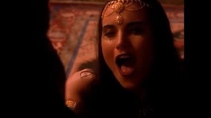 Doggy uslubidagi yalangoch qizlarning fotosuratlari